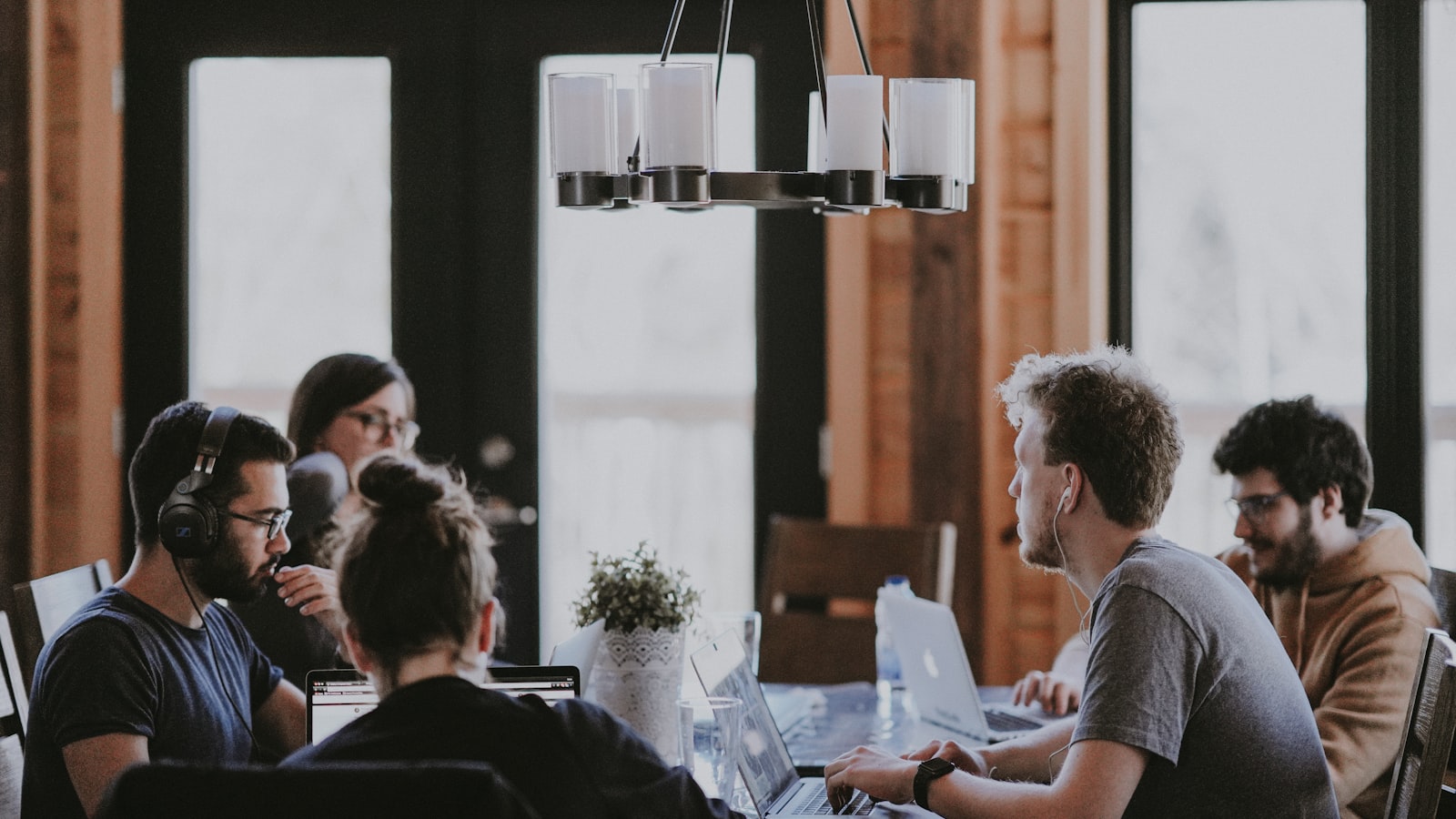 Jasa LinkedIn Ghostwriting 2026: Ide Freelance Spesifik yang Sedang Naik dan Cocok untuk Pemula