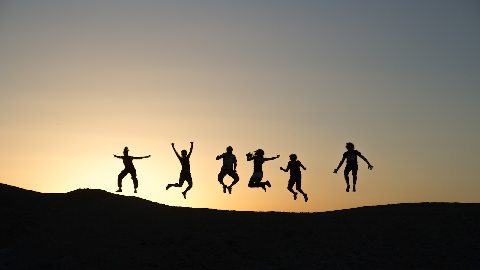 Solo Travel Group Hopping 2026: Cara Liburan Sendiri tapi Tetap Punya Teman Jalan