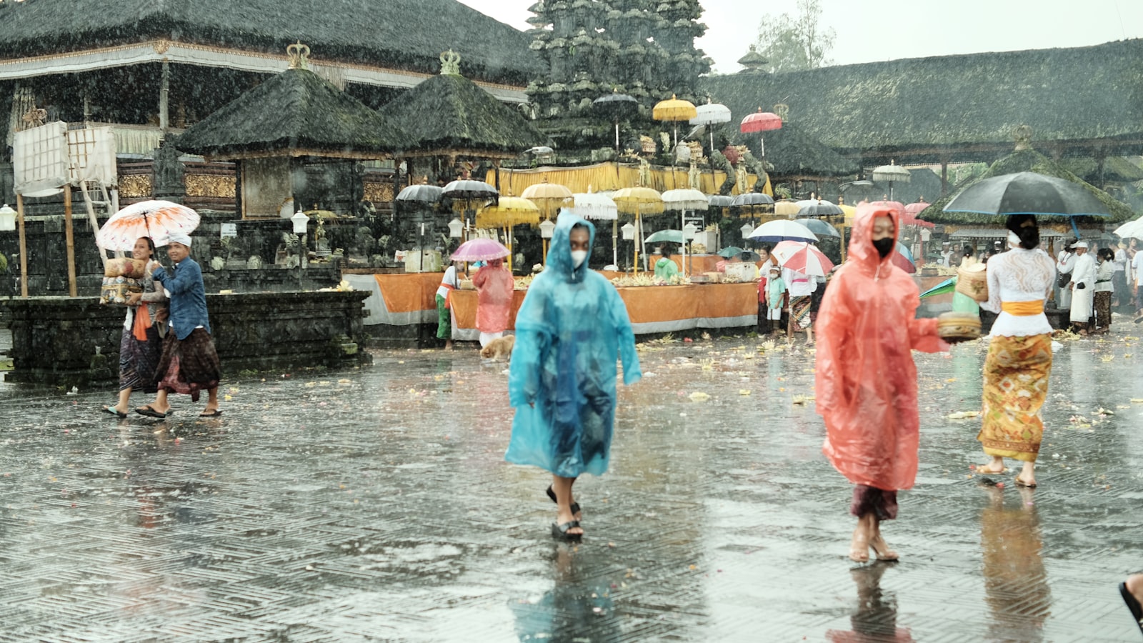 Rain Tourism 2026: Cara Menikmati Liburan Musim Hujan yang Estetik, Hemat, dan Tetap Nyaman