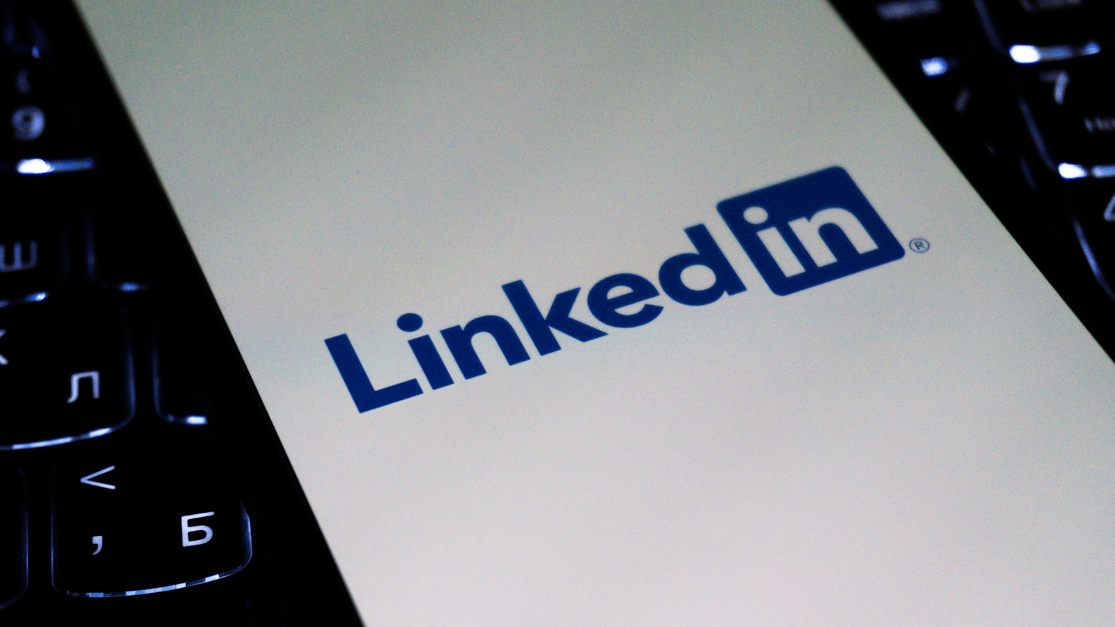 LinkedIn Ghostwriting 2026: Peluang Karier Baru untuk Anak Muda yang Jago Merapikan Ide Jadi Personal Branding